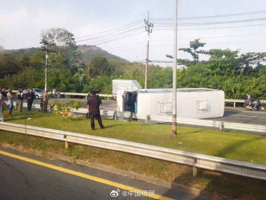 泰媒：泰国一载中国游客大巴翻车致17人受伤，包含一名儿童