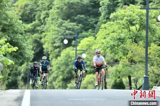 陕西：近300名骑手竞速秦岭山水间 助力“文体旅”融合发展