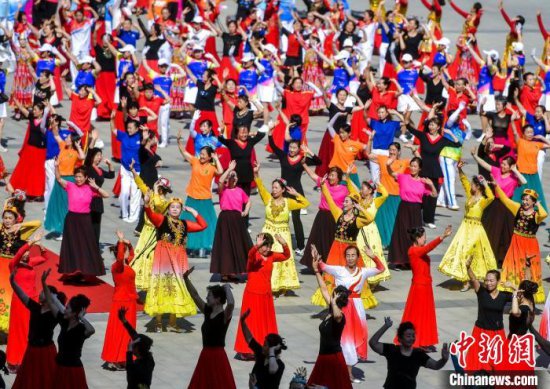 中国新疆国际民族舞蹈节：千人<em>广场舞</em>活动震撼上演