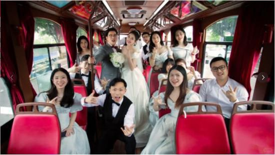 公交车成<em>婚车</em>，温州新人驶向“1314站”