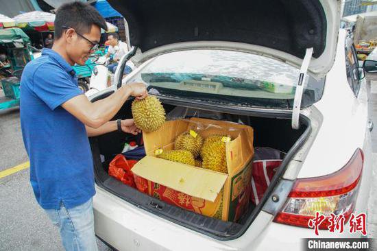 广西南宁：泰国榴莲大量上市 吸引民众选购