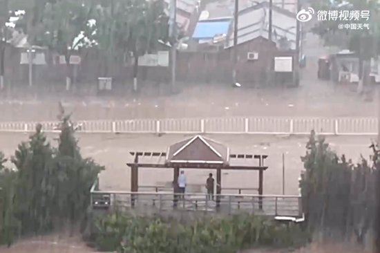 北京<em>门头沟</em>洪水已退：抛锚车辆横七竖八，道路泥泞