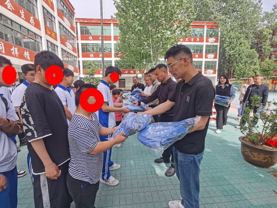 河南太康工商联组织众帮商会给特殊学校学生献爱心