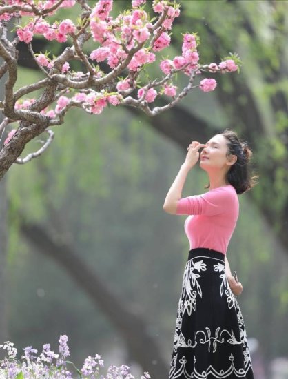 她与冯绍峰是同学，事业不火却收获美好爱情，43岁仍貌美如花