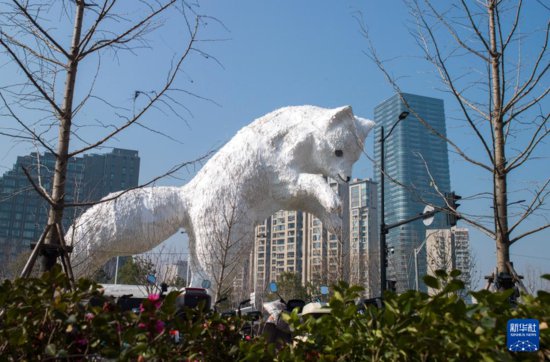 大型“<em>北极狐</em>”艺术装置亮相上海街头