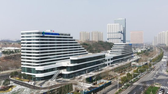 小汽车住上“单元楼” 武汉光谷生物城公共停车场完工