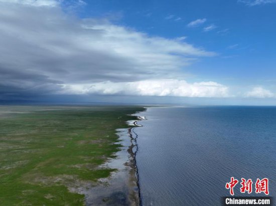 航拍<em>暴风雨</em>来临前的青海湖仙女湾