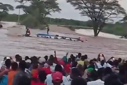 一艘载有<em>多人</em>的船只在肯尼亚倾覆