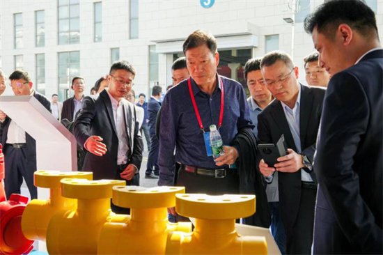 第八届全国石油石化装备产业基地建设与发展大会在江苏建湖召开