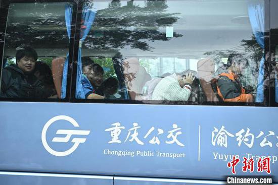 重庆：<em>定制公交</em>开进校园 护航7000余名学子回家路