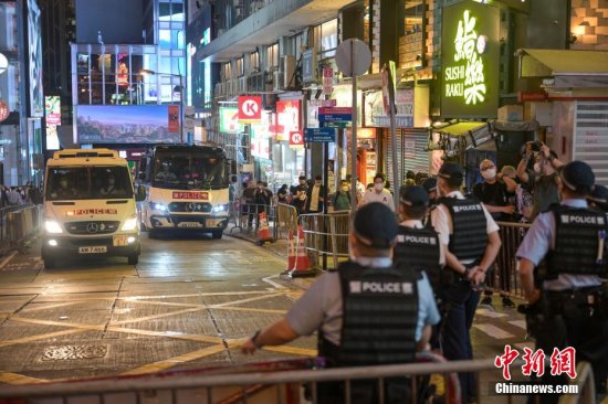 <em>万圣节</em>期间香港警方在兰桂坊一带实施人群管制措施