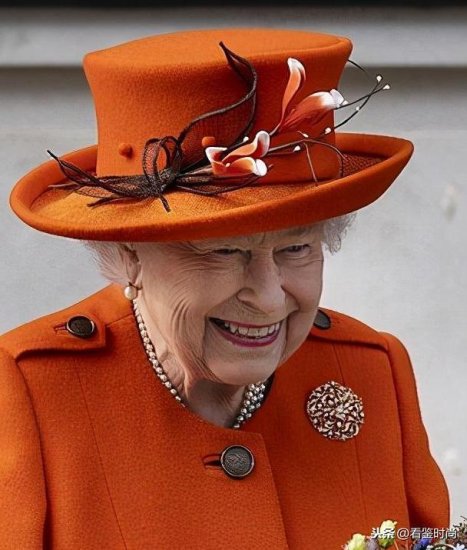 英女王为何<em>总是</em>戴着帽子？她是如何处理她的五千顶帽子的？