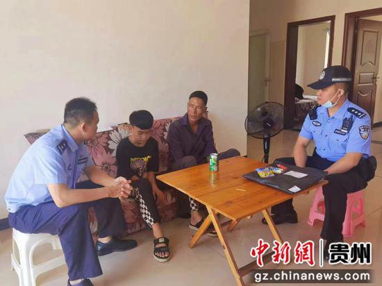 贵州黔西南州：这个警察节，“杨伯妈”和他的学生“一起过”