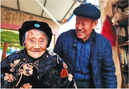 七旬夫妇照料百岁母亲，能喊声“娘”就是幸福