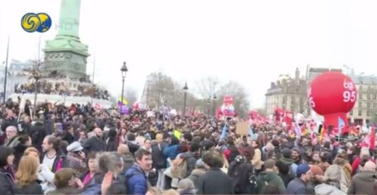 法国示威逐渐“失控”，警民爆发激烈冲突，民众：马克龙完全...