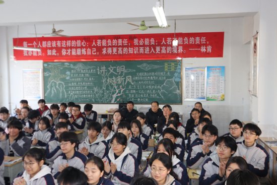 镇平县教体局视导组到雪枫中学指导学校管理工作