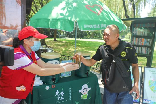 杭州西湖“免费凉茶”升级回归 复合茶配方更符合年轻人口味