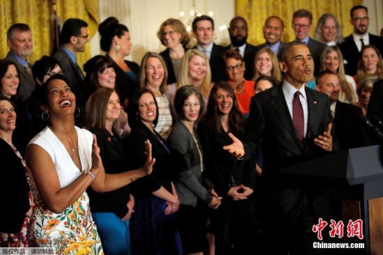<em>奥巴马出席</em>国家年度教师颁奖礼 与获奖者搞笑互动