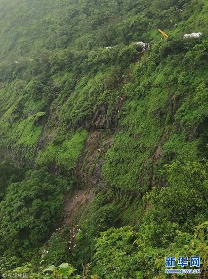 <em>印度</em>一巴士打滑<em>坠入峡谷</em>导致至少33人死亡