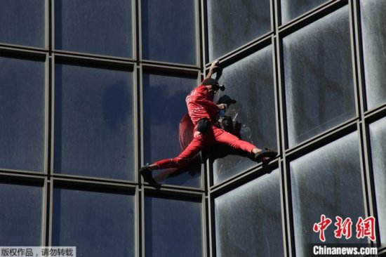法国“蜘蛛人”爬上巴黎<em>摩天大楼</em>庆祝60岁生日