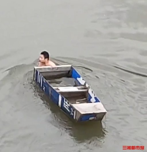 26℃丨女子坠河昏迷，退伍老兵冰冷河水中拖船救人