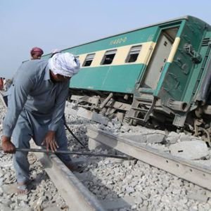 巴基斯坦发生火车脱轨事故致1死多伤