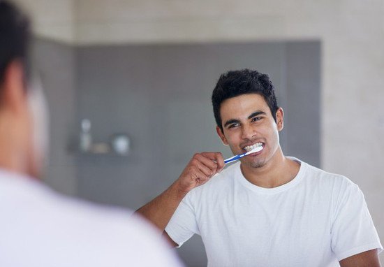 印度专家：换手刷牙能改善大脑功能