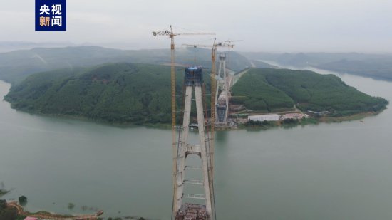 <em>高达</em>216米 广西在建最高索塔、最大跨径斜拉桥主塔封顶