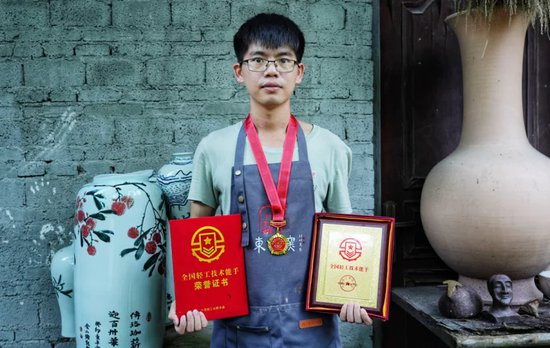 <em>惠州</em>这位90后陶艺师获评“全国轻工技术能手”