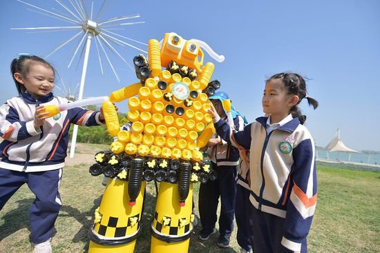 山东聊城：儿童参加世界地球日主题活动 用塑料瓶拼出巨型机器人