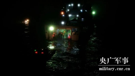 “<em>野牛</em>”气垫船配合，海军陆战队开展跨昼夜海上驾驶训练！