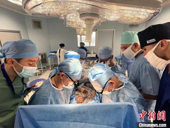 中新健康丨“医带医路”跨越中乌 中国移植技术让生命之花绽放