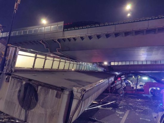 撞击瞬间曝光！杭州邵逸夫医院旁边大货车把天桥撞塌了