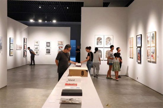 中国第三届插图装帧艺术展览在宁波开幕