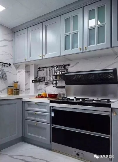 不花哨的厨房装修更实用，设计<em>简洁大方</em>，收纳空间很充足！