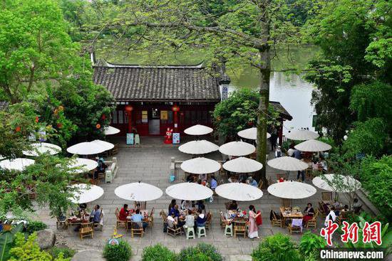 福州：市民“大众茶馆”尽享假日美好时光