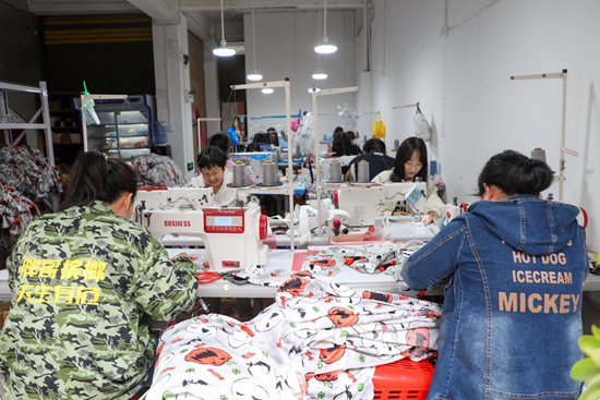 贵州天柱：小小制衣厂“织”出群众增收路