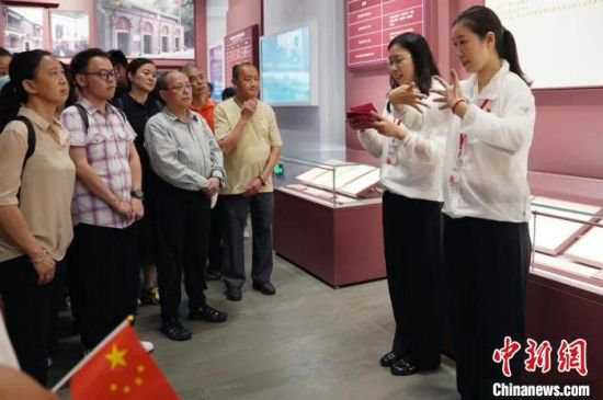 上海首个红色手语宣讲团用无声演绎<em>历史</em>厚度