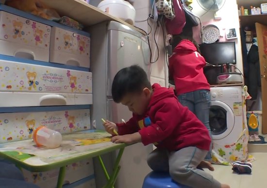香港穷人的真实生活：一家四口住<em>五平方</em>米的房子，挤在<em>厕所</em>里...