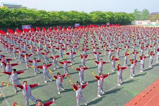 江苏徐州：非遗文化进校园 近千名小学生操场舞钱杆