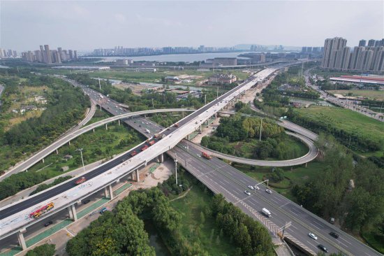 <em>白沙洲</em>大道快速化改造工程主桥全线贯通