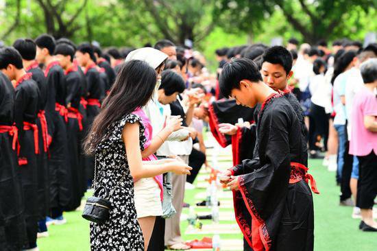 广西藤州中学举办学生谢师礼 传承传统文化