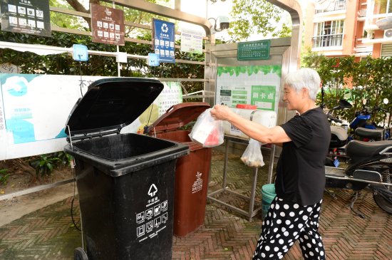 垃圾桶盖可自动<em>开关</em>？上海一小区的垃圾桶装上了智能<em>感应开关</em>