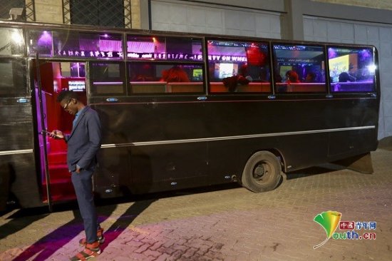 肯尼亚<em>小型</em>巴士改造成“移动<em>夜总会</em>”
