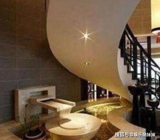 胡歌在<em>上海</em>买的豪宅：家里有螺旋式楼梯，两层<em>复式别墅</em>太奢华了