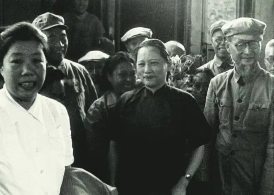 新中国成立<em>前夕</em>，毛泽东在这个火车站迎接了一位重要人物