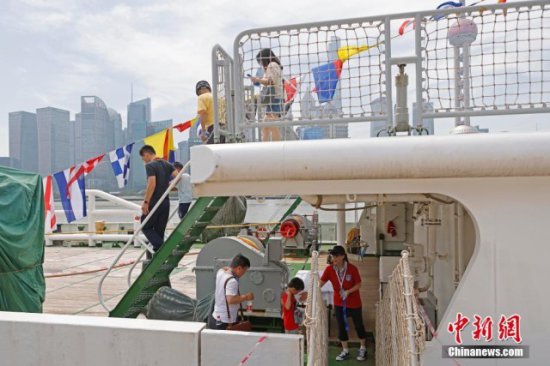 <em>上海民众</em>参观3艘船艇并学习急救知识