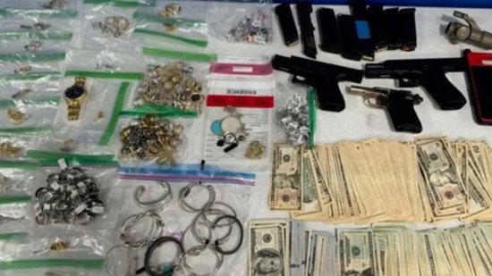美国海军陆战队员持大锤盗窃数百件<em>珠宝</em> 价值数十万美元