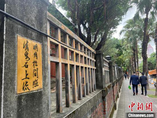 台湾写真：台大法学院旧址围墙上的那些诗词名句