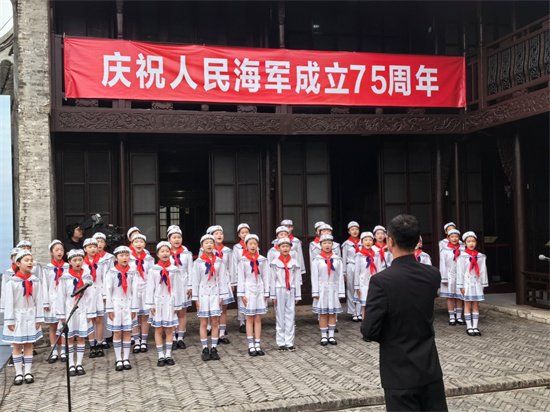 <em>泰州</em>白马庙举行庆祝中国人民解放军海军成立75周年活动